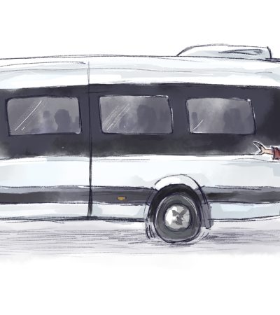 Fată care aleargă după autobuz
