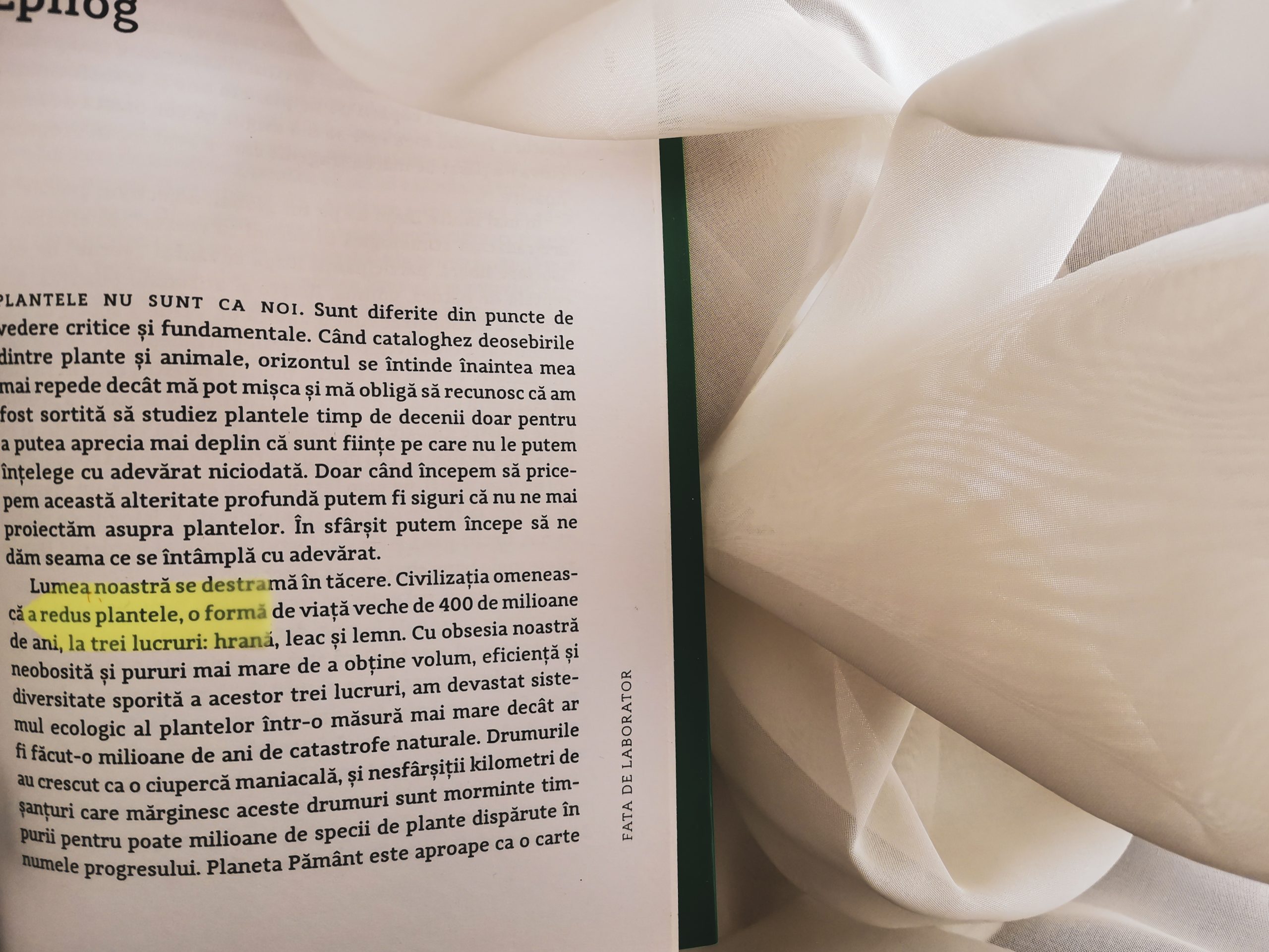 Fata de laborator - pasaj