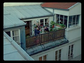 priveliste pe balconul unei case unde locuiesc protagonistii