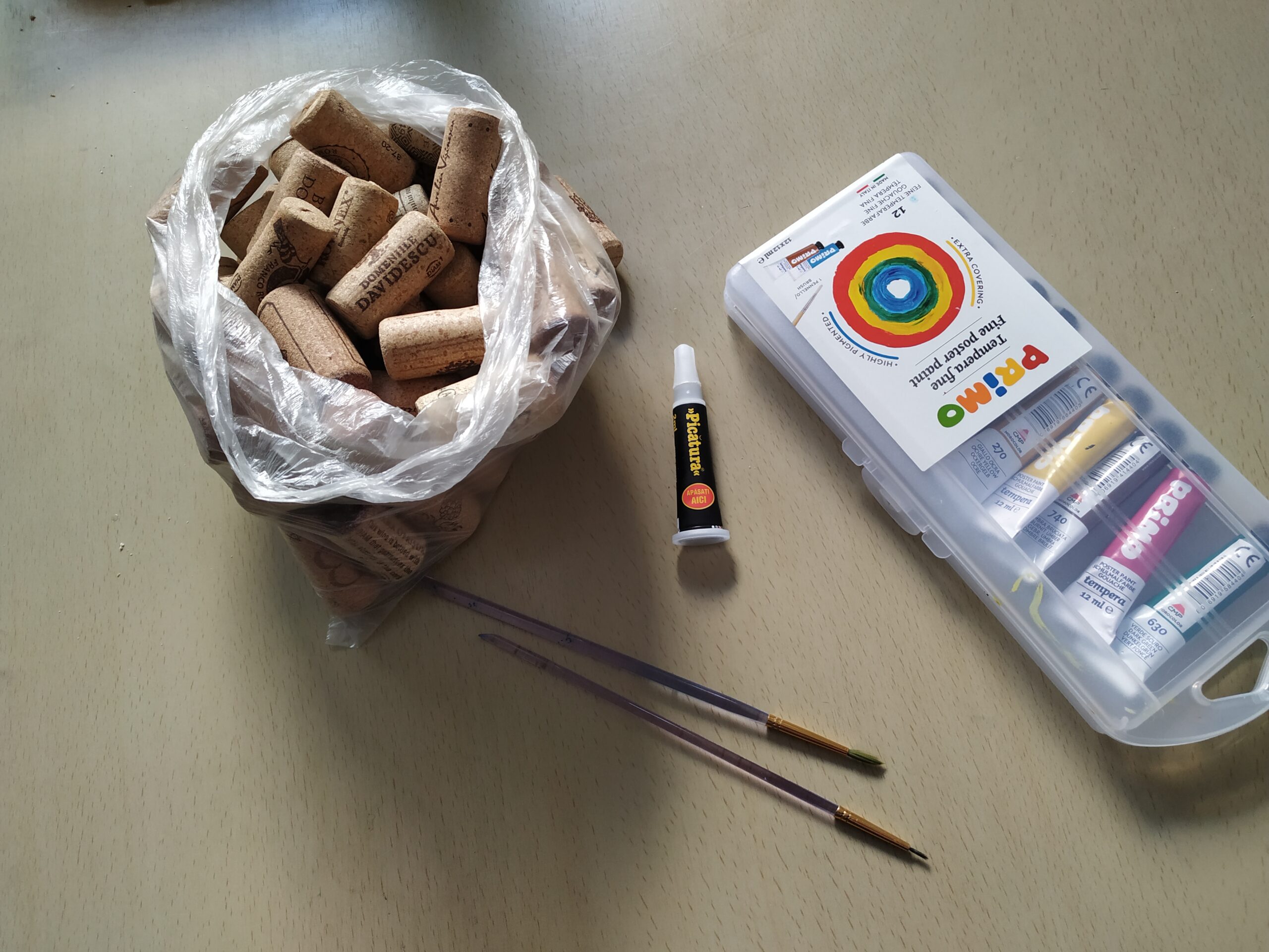 punga cu dopuri de pluta pensule superglue acuarele