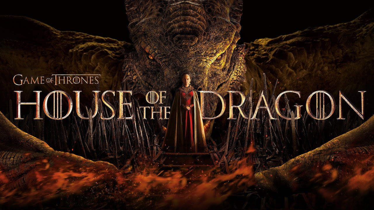 poster House of the Dragon, fundal auriu/roșu, cu personajul principal (persoană blondă îmbracată în roșu), cu un dragon în spate
