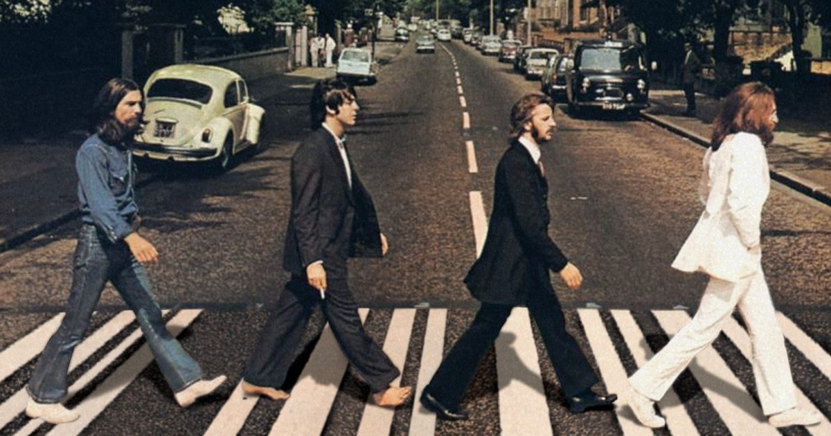 Membrii trupei The Beatles în faimoasa poză de pe Abbey Road.