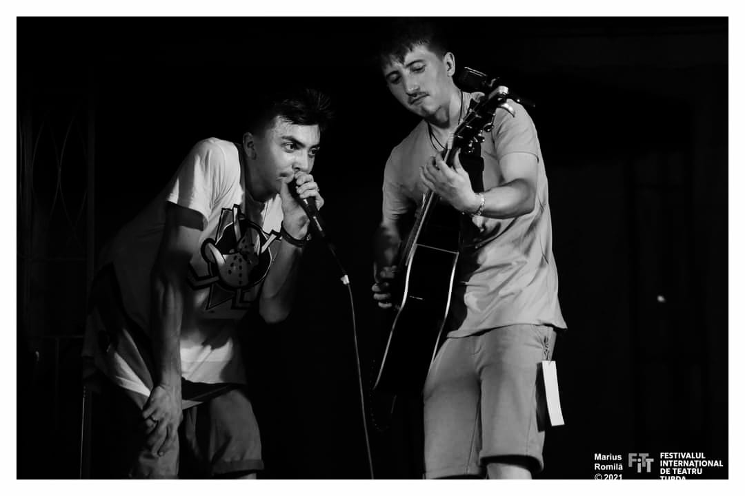 Alex și Bogdan, pe scenă la o ediție a festivalului din Turda