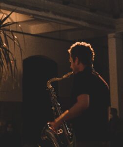 poza cu alex munteanu cantand la saxofon