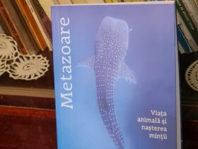 cartea „Metazoare” sprijinită de o bibliotecă vintage