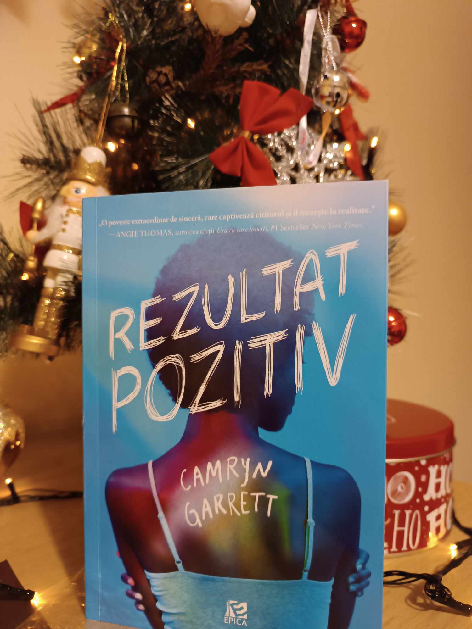 Imagine a cărții „Rezultat pozitiv” cu fundal de Crăciun.