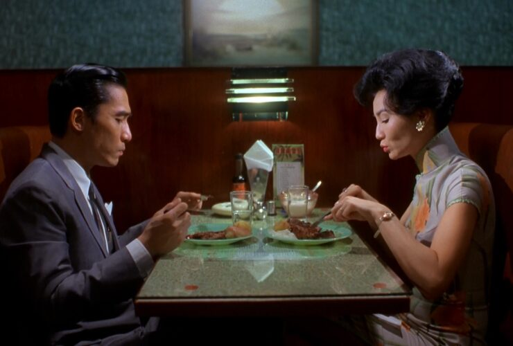 Cele două personaje ale filmului „In the Mood for Love” luând cina în oraș.