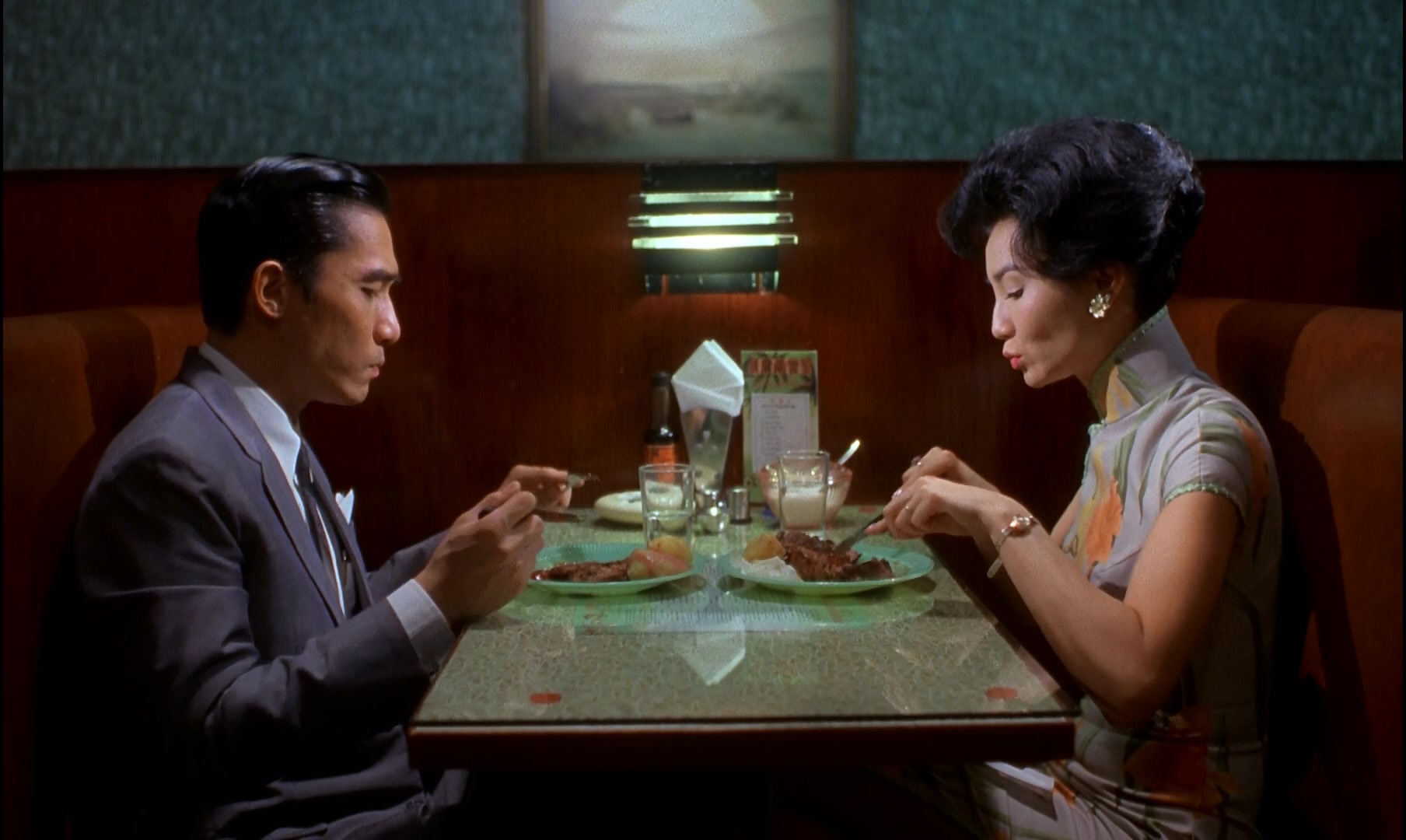 Cele două personaje ale filmului „In the Mood for Love” luând cina în oraș.