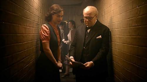 Secventa din Darkest hour, un barbat vorbind cu o femeie, intr-un hol