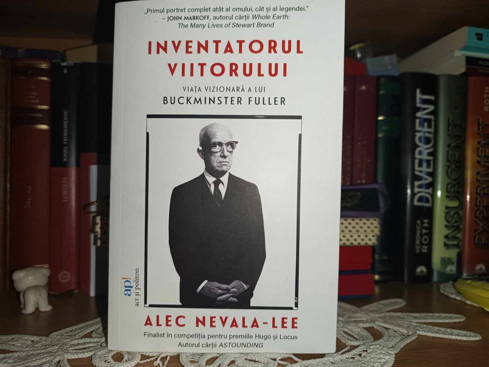 Imagine cu coperta cărții „Inventatorul viitorului - Viața vizionară a lui Buckminster Fuller, de Alec Nevala-Lee.