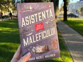 Imagine cu cartea „Asistenta maleficului”, de Hannah Nicole Maehrer.